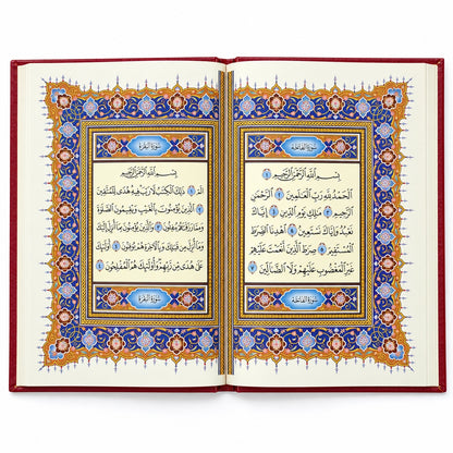 Aufgeschlagener arabischer Koran mit verzierten Anfangsseiten