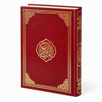 Arabischer Koran im roten Hardcover mit goldfarbenen Ornamenten auf weißem Hintergrund
