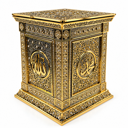 Geschlossene goldfarbene Geschenkbox mit arabischen Medaillons und Ornamenten in Seitenansicht