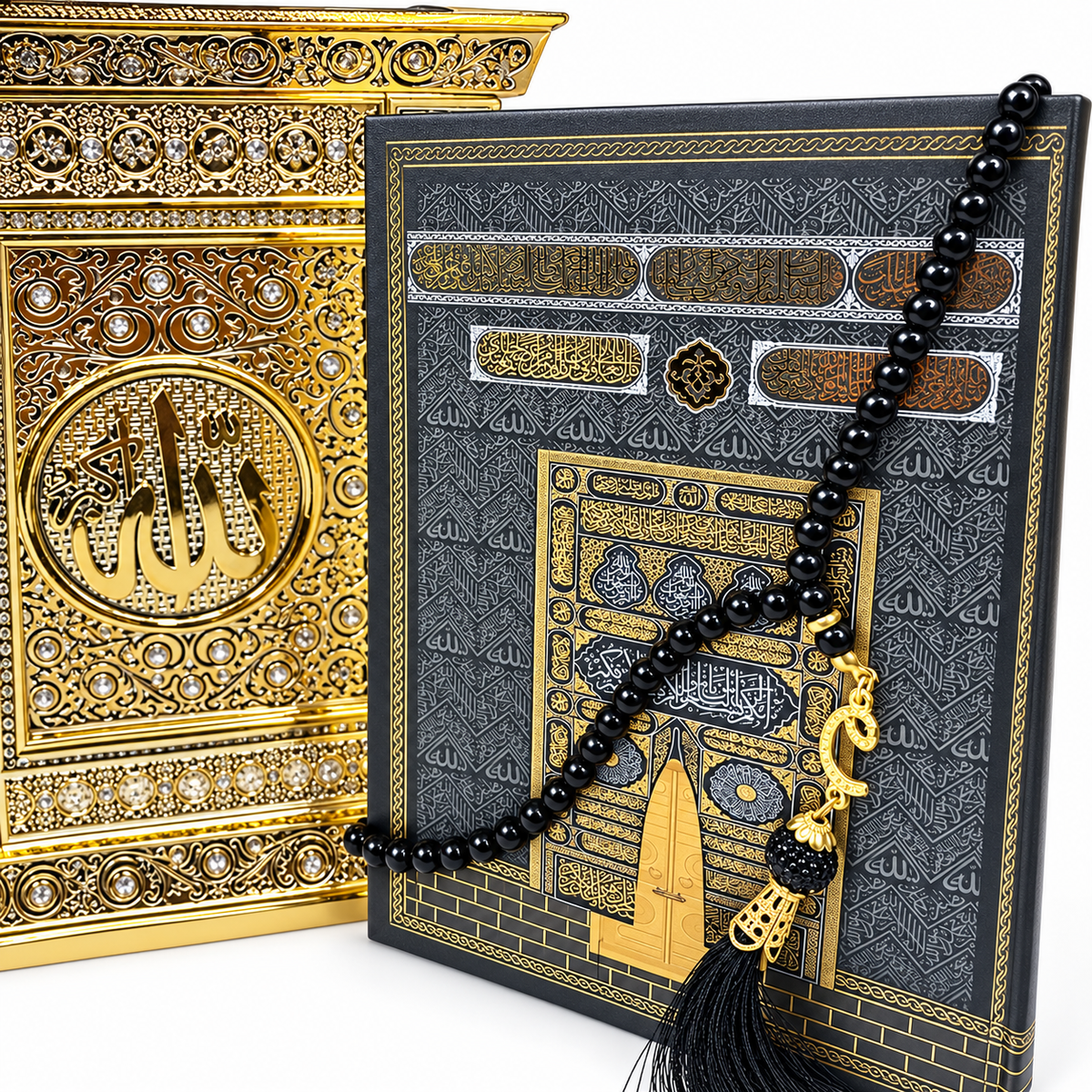 Schwarze Tesbih mit goldfarbenen Verzierungen und Quaste vor Koran und goldfarbener Geschenkbox