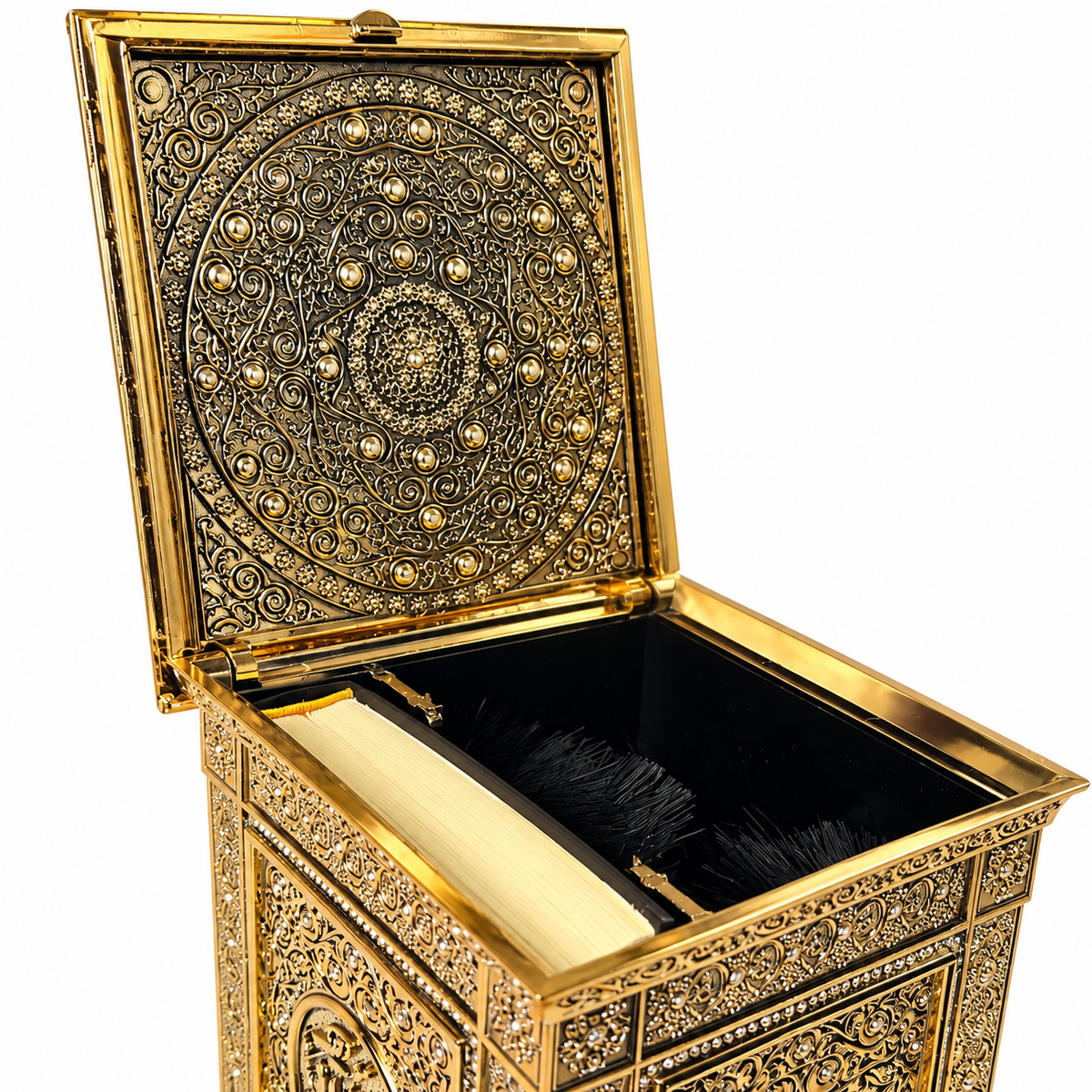 Nahansicht des goldfarbenen verzierten Deckels und Innenraums der Koran-Geschenkbox