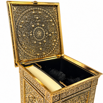 Nahansicht des goldfarbenen verzierten Deckels und Innenraums der Koran-Geschenkbox