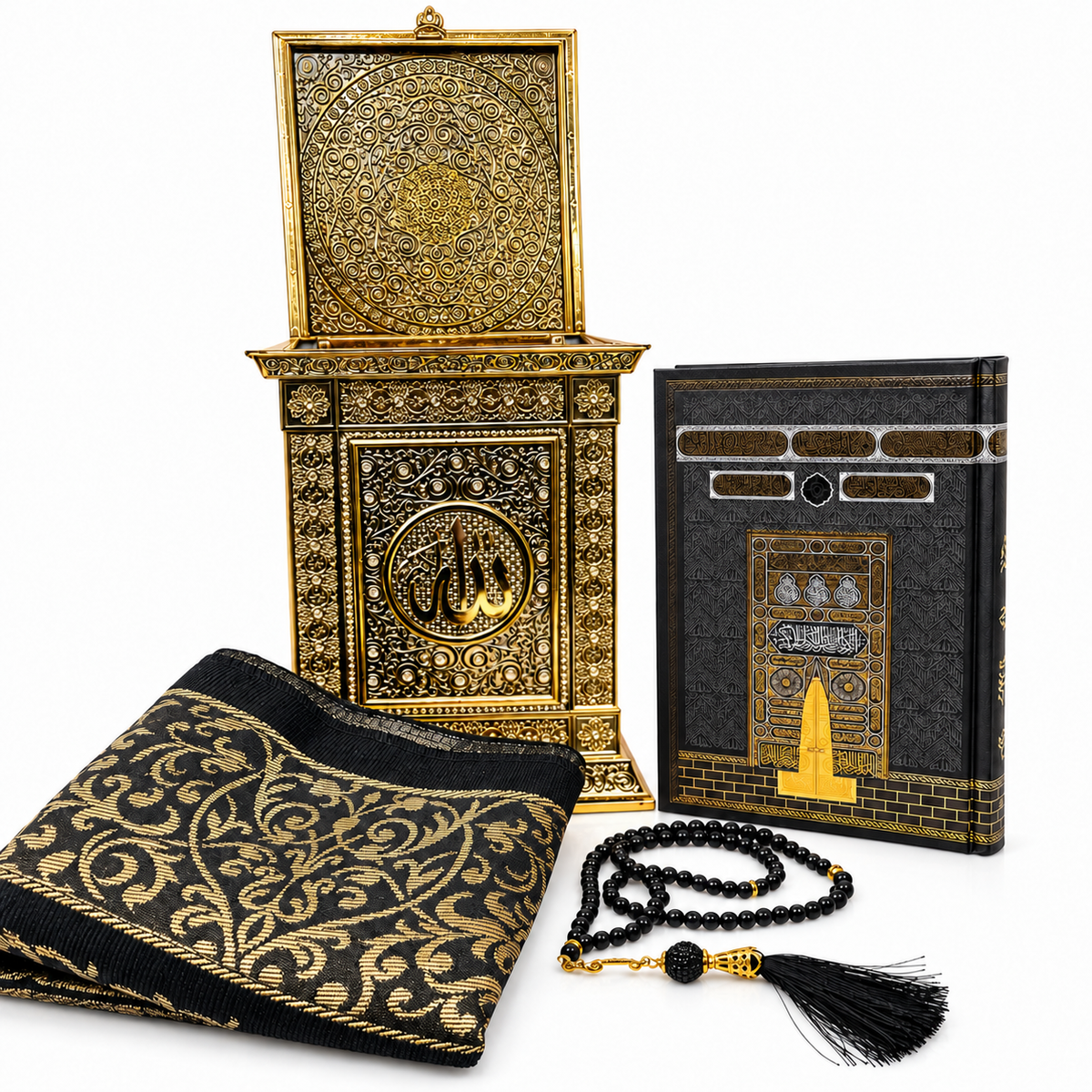 Koran-Geschenkset mit geöffneter goldfarbener Truhe, Koran, Gebetsteppich und Tesbih auf weißem Hintergrund