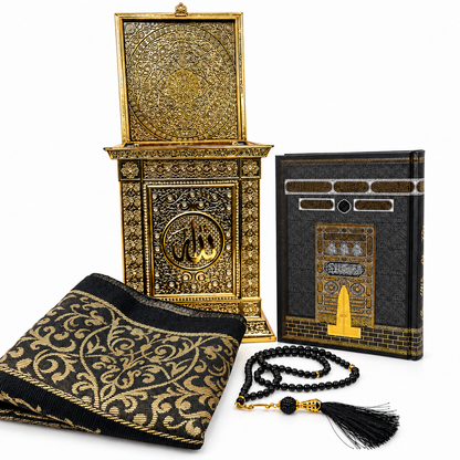 Koran-Geschenkset mit geöffneter goldfarbener Truhe, Koran, Gebetsteppich und Tesbih auf weißem Hintergrund