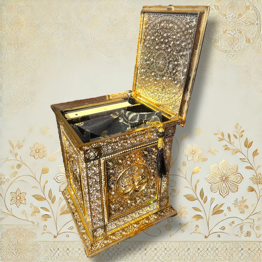 Koran Geschenkset mit Gebetsteppich, Tesbih & goldener Box – geöffnete goldfarbene Box mit Koran, Tesbih und Gebetsteppich