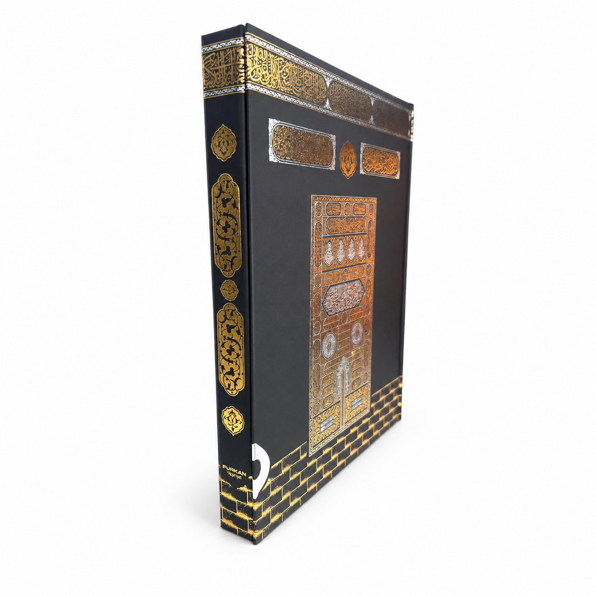 Arabischer Koran im Kaaba-Design, aufrecht aus schräger Perspektive