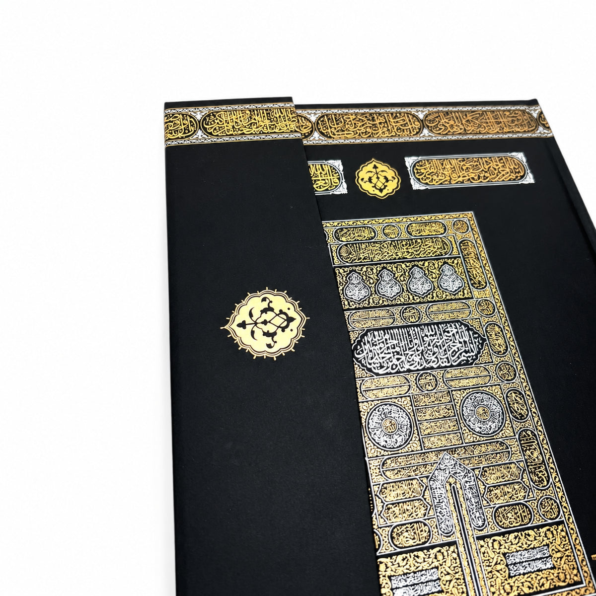 Nahaufnahme des Kaaba-Einbands mit darüberliegender schwarzer Schutzklappe