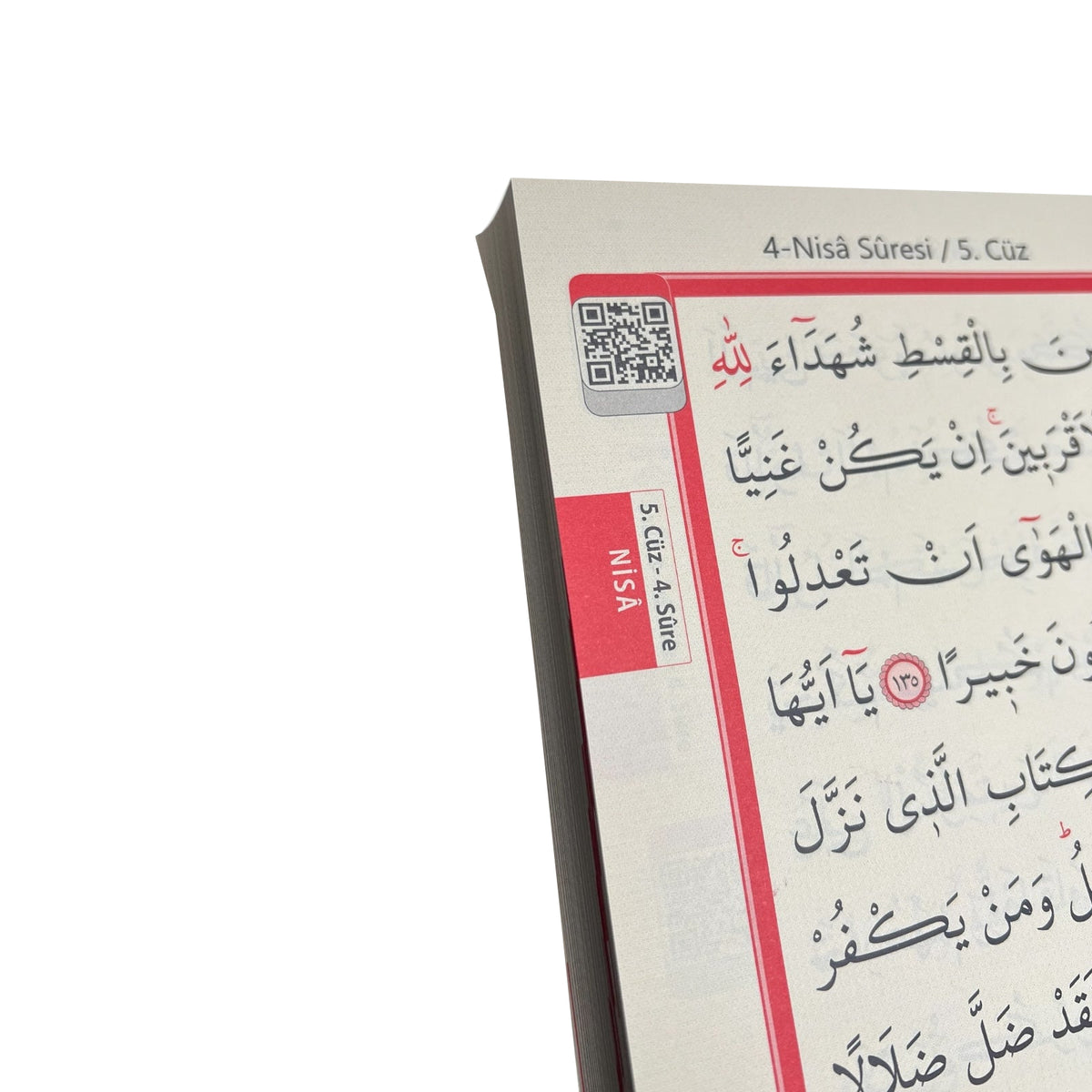 Nahaufnahme einer Koranseite mit arabischer Schrift und QR-Code