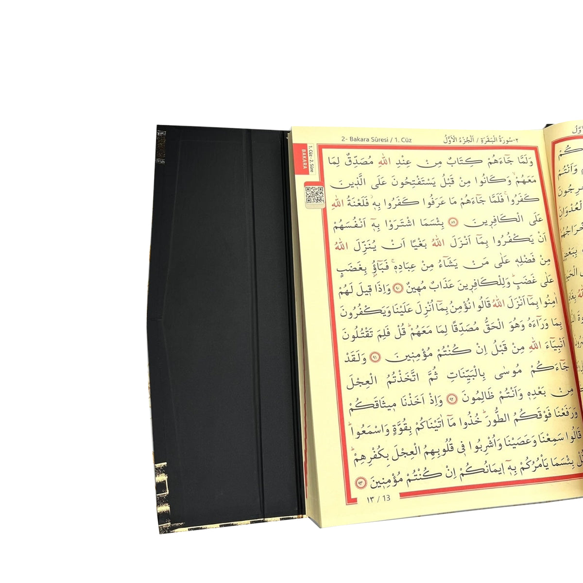 Nahaufnahme einer Koranseite mit arabischer Schrift und QR-Code