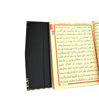 Nahaufnahme einer Koranseite mit arabischer Schrift und QR-Code