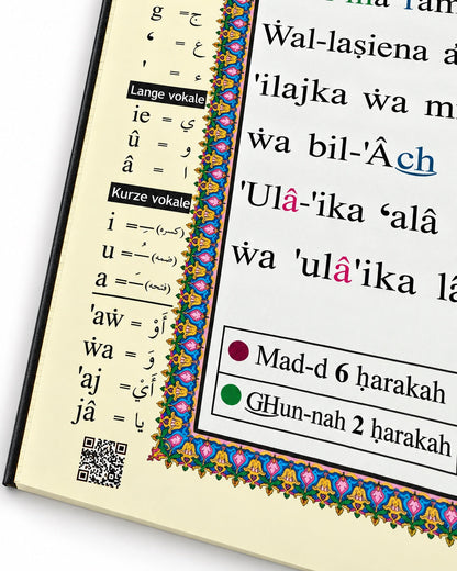 Tajweed Koran – Inhaltsbeispiel – Detailansicht von Lautschrift, Tajweed-Farben und QR-Code