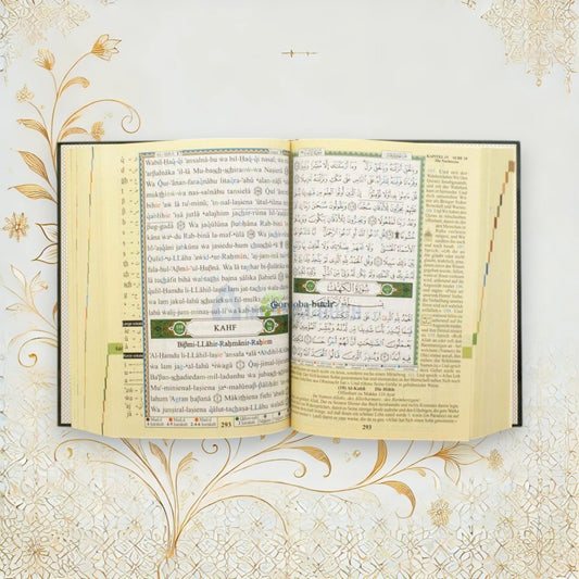 Aufgeschlagener Tajweed Koran mit arabischem Text, deutscher Übersetzung und Lautschrift